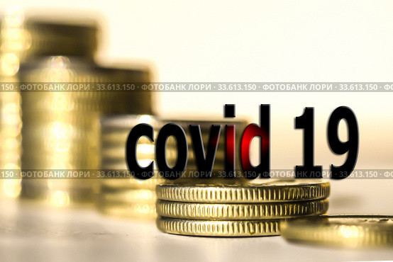 « Covid 19 »  на фоне монет  и денег . Концепция расходов на прекращение распространения вирусной инфекции  « Covid 19 »  . Стоковое фото, фотограф Сергеев Валерий / Фотобанк Лори