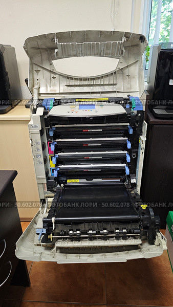 ... Принтер HP Color Jet 5500 с открытой передней крышкой и картриджи к нему. Редакционное фото, фотограф Юлия Дубинина / Фотобанк Лори