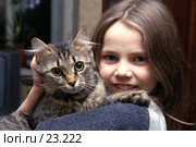 Девочка с трехцветной кошкой. Стоковое фото, фотограф Григорьева Любовь / Фотобанк Лори