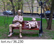 Коровьев и Бегемот сидят на лавочке в московском дворе (2006 год). Редакционное фото, фотограф Артемьева Анна / Фотобанк Лори