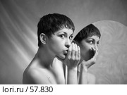 Девушка с зеркалом. Стоковое фото, фотограф Ирина Мойсеева / Фотобанк Лори