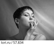 Девушка, облизывающая кровь с пальца. Стоковое фото, фотограф Ирина Мойсеева / Фотобанк Лори