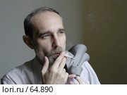 Мужчина курящий сигарету. Стоковое фото, фотограф Леонид Козлов / Фотобанк Лори