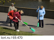 Люди убирают мусор (2007 год). Редакционное фото, фотограф Дмитрий Доможиров / Фотобанк Лори