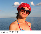 Позитивная девушка в красной бандане. Стоковое фото, фотограф Александр Литовченко / Фотобанк Лори