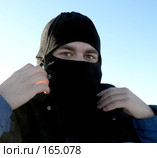 Молодой человек в зимней спортивной шапке, закрывающей лицо. Стоковое фото, фотограф Вера Тропынина / Фотобанк Лори