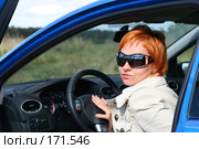 Рыжая девушка в солнечных очках за рулем автомобиля. Стоковое фото, фотограф Наталья Белотелова / Фотобанк Лори