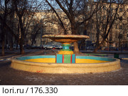 Фонтан раскрашенный, Москва, Авиамоторная (2008 год). Редакционное фото, фотограф Петр Бюнау / Фотобанк Лори