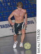 Алексей Ягудин ведёт мяч (2007 год). Редакционное фото, фотограф Артём Анисимов / Фотобанк Лори