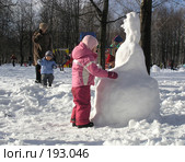 Дети лепят снеговика (2008 год). Редакционное фото, фотограф Антон Алябьев / Фотобанк Лори