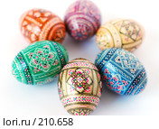 Пасхальные разноцветные яйца на белом фоне. Фокус на золотистом. Стоковое фото, фотограф Мирослава Безман / Фотобанк Лори