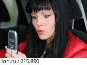 Девушка набирает sms, сидя за рулем. Стоковое фото, фотограф Наталья Белотелова / Фотобанк Лори