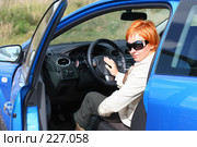 Рыжая девушка в солнечных очках за рулем автомобиля. Стоковое фото, фотограф Наталья Белотелова / Фотобанк Лори