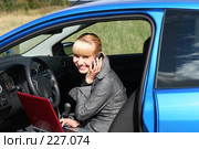 Молодая девушка работает за комьютером, сидя в автомобиле. Стоковое фото, фотограф Наталья Белотелова / Фотобанк Лори