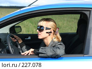 Девушка за рулем автомобиля в солнечных очках и с гарнитурой hands free. Стоковое фото, фотограф Наталья Белотелова / Фотобанк Лори