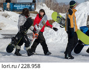 Молодые люди идут с сноубордами (2008 год). Редакционное фото, фотограф Талдыкин Юрий / Фотобанк Лори