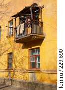 Разрушающийся балкон "сталинки". Провинциальный город Ахтубинск (2007 год). Стоковое фото, фотограф Ирина Мойсеева / Фотобанк Лори