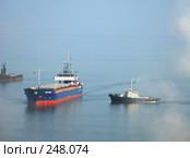 Сухогруз и буксир (2008 год). Редакционное фото, фотограф Игорь Струков / Фотобанк Лори