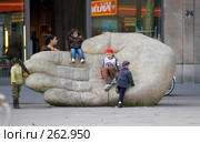Рука, давшая название Антверпену (2007 год). Редакционное фото, фотограф Артем Ефимов / Фотобанк Лори