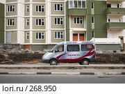 Мобильный офис Холдинга "Миэль" у новостройки (2008 год). Редакционное фото, фотограф Игорь Веснинов / Фотобанк Лори