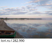Лодка на песке (2008 год). Редакционное фото, фотограф Алина Голышева / Фотобанк Лори