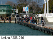 Рыбаки на пирсе морского порта Сочи (2007 год). Редакционное фото, фотограф Алексей Зарубин / Фотобанк Лори