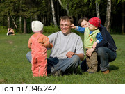 Счастливая семья на зеленой траве (2008 год). Редакционное фото, фотограф Сергей Лешков / Фотобанк Лори