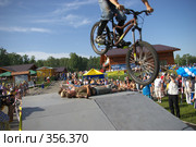 Прыжок велосипедиста через людей (2008 год). Редакционное фото, фотограф Талдыкин Юрий / Фотобанк Лори