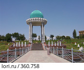 Постамент памятника Алишеру Навои, вид с моста - Ташкент (2005 год). Стоковое фото, фотограф Алексей Стоянов / Фотобанк Лори