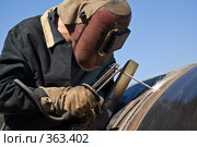 Сварщик на строительстве газопровода. Стоковое фото, фотограф Vladimir Kolobov / Фотобанк Лори