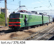 Человек входит в электровоз (2005 год). Редакционное фото, фотограф Алексей Стоянов / Фотобанк Лори