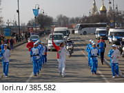 Евгений Чичваркин несет олимпийский факел (2008 год). Редакционное фото, фотограф Vladimir Kolobov / Фотобанк Лори