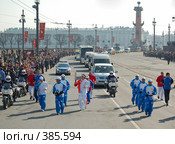 Максим Маринин с олимпийским факелом (2008 год). Редакционное фото, фотограф Vladimir Kolobov / Фотобанк Лори