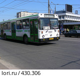 Рейсовый автобус № 257 едет по Уральской улице. Гольяново. Москва (2008 год). Редакционное фото, фотограф lana1501 / Фотобанк Лори