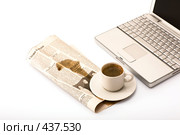 Ноутбук и чашка кофе на газете с кофейным пятном (2008 год). Редакционное фото, фотограф Лисовская Наталья / Фотобанк Лори