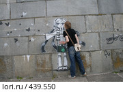 Мальчик целует девочку (2008 год). Редакционное фото, фотограф Никончук Алексей / Фотобанк Лори