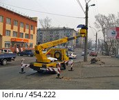 Установка информационного указателя (2008 год). Редакционное фото, фотограф Геннадий Соловьев / Фотобанк Лори
