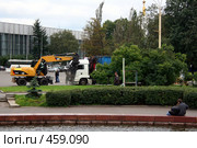 Машины с остатками от самолета на ВВЦ (2008 год). Редакционное фото, фотограф Anna / Фотобанк Лори