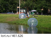 Зорбы (водоходные шары): посадка внутрь (2008 год). Редакционное фото, фотограф Антон Алябьев / Фотобанк Лори