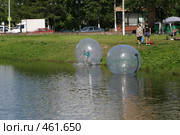 Зорбы (водоходные шары): первый шаг (2008 год). Редакционное фото, фотограф Антон Алябьев / Фотобанк Лори