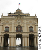 Гольфкар под аркой Константиновского дворца. Стрельна (2008 год). Редакционное фото, фотограф Заноза-Ру / Фотобанк Лори