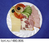 Блюдо с нарезкой из мяса, колбасы, сыра и овощей. Стоковое фото, фотограф Ирина Апарина / Фотобанк Лори