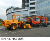 Амкодор, автокран и экскаватор (2008 год). Редакционное фото, фотограф Римма Радшун / Фотобанк Лори