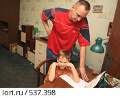 Отец заставляет сына делать уроки (2008 год). Редакционное фото, фотограф Анна Игонина / Фотобанк Лори