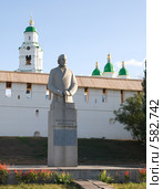 Астрахань. Памятник Илье Николаевичу Ульянову (2008 год). Редакционное фото, фотограф Румянцева Наталия / Фотобанк Лори