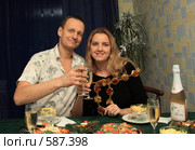 Молодая пара за праздничным столом (2008 год). Редакционное фото, фотограф Анна Игонина / Фотобанк Лори