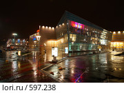 Перед ТРК "Гранд Каньон" ночью (г. Санкт-Петербург) (2008 год). Редакционное фото, фотограф Самохвалов Артем / Фотобанк Лори