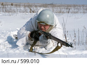 Участник военно-исторического клуба в форме бойца РККА в маскхалате с винтовкой (2006 год). Редакционное фото, фотограф Виктор Филиппович Погонцев / Фотобанк Лори