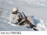 Участник военно-исторического клуба в форме бойца РККА в каске и маскхалате (2006 год). Редакционное фото, фотограф Виктор Филиппович Погонцев / Фотобанк Лори