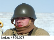 Участники военно-исторического клуба в форме бойца РККА в каске и телогрейке (2006 год). Редакционное фото, фотограф Виктор Филиппович Погонцев / Фотобанк Лори